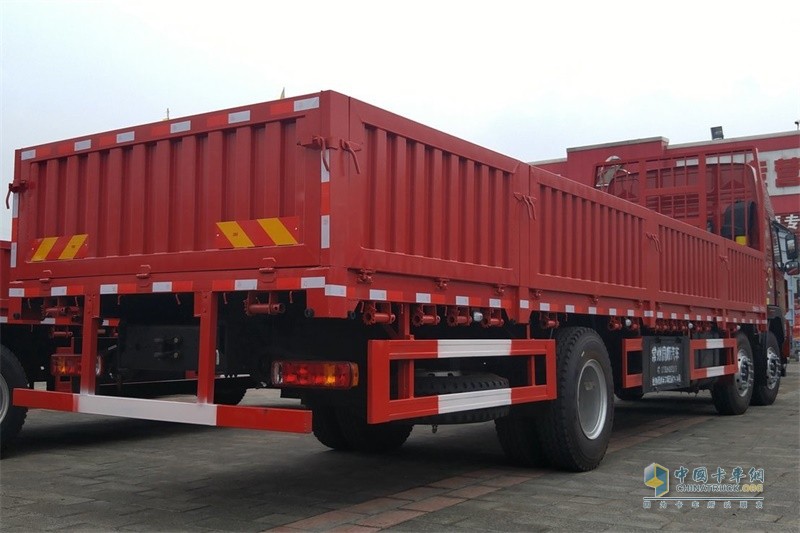 大運(yùn) 新N8E 復(fù)合型 220馬力 6X2 8.6米欄板載貨車(435后橋)(CGC1250D5CBHD)