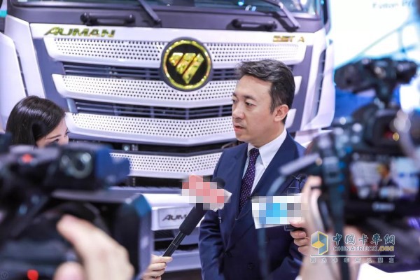福田汽車集團副總裁、福田戴姆勒汽車品牌總監(jiān)李健接受媒體采訪