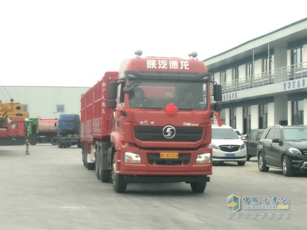 陜汽德龍新M3000 LNG牽引車