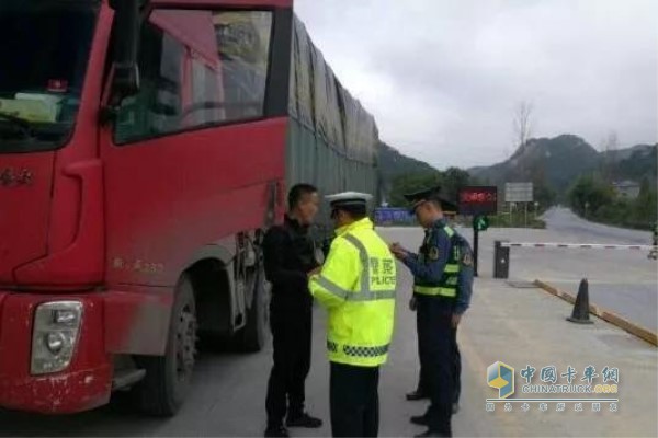 超限超載違法運(yùn)輸車輛