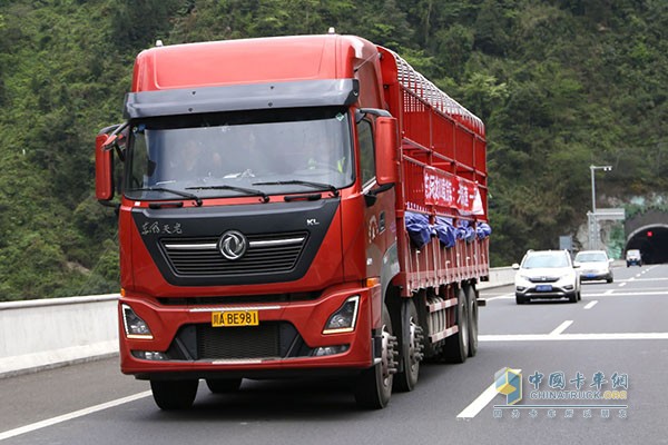 天龍KL裝車，車貨總重33噸