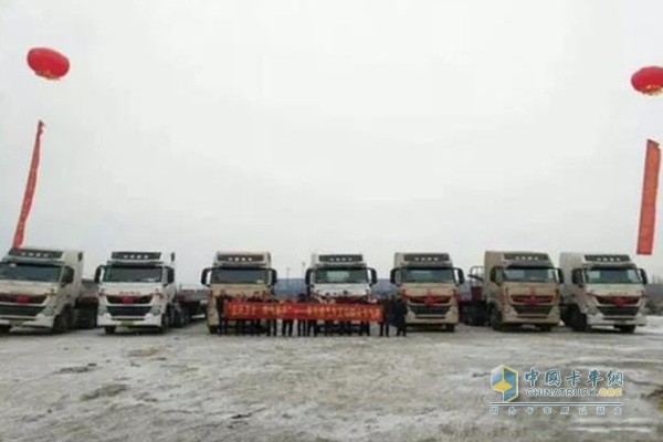 參賽實(shí)車均為搭載MT13發(fā)動(dòng)機(jī)的重汽豪沃T7H 6X4產(chǎn)品