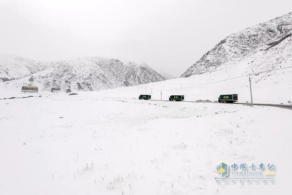 其美多吉與同事堅(jiān)守崗位駕駛郵車行進(jìn)在茫茫大雪中