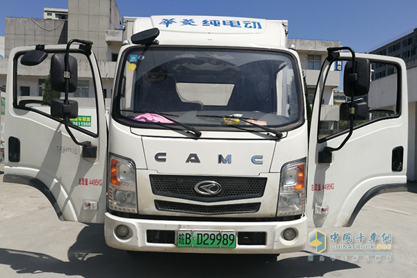 華菱星馬4.2米純電動(dòng)廂式運(yùn)輸車