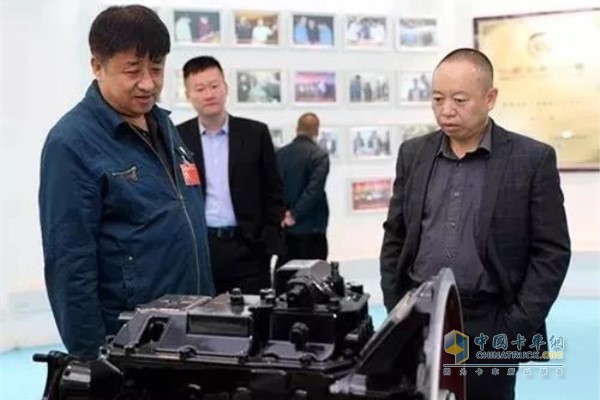 海馬汽車集團股份有限公司副總經理朱宏林來到中國重汽集團大同齒輪有限公司進行訪問調研