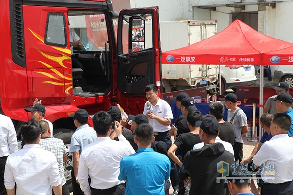 講師孫正陽(yáng)為卡友進(jìn)行六方位繞車講解