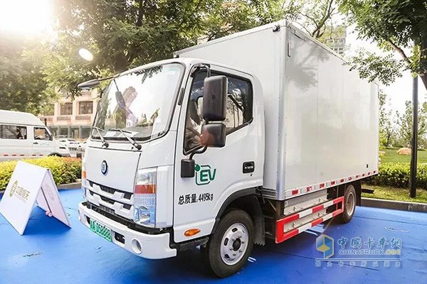 中國恒天新楚風(fēng)純電動(dòng)廂式運(yùn)輸車