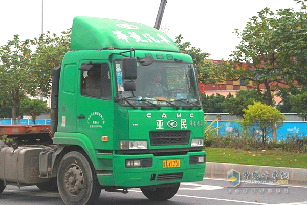 南沙港的華菱星馬港口牽引車(chē)