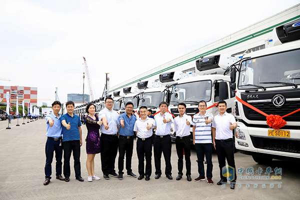 到訪嘉賓合影，共同為本次戰(zhàn)略合作交車活動點贊