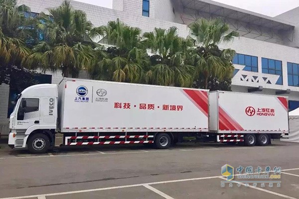 上汽紅巖杰獅C500中置軸貨運列車