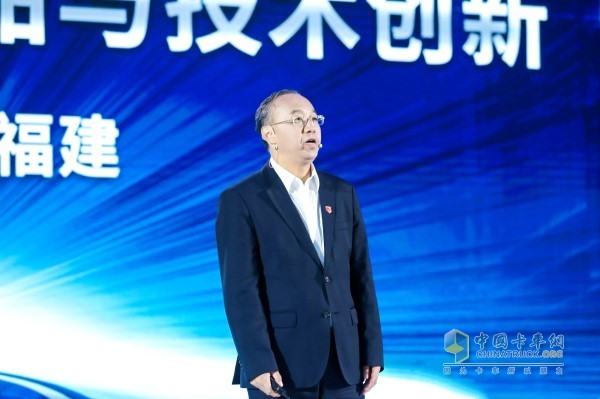 一汽解放商用車(chē)開(kāi)發(fā)院副院長(zhǎng)、解放發(fā)動(dòng)機(jī)事業(yè)部副總經(jīng)理侯福建介紹國(guó)六產(chǎn)品和技術(shù)