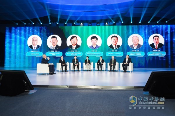 舉行了高峰論壇深入探討了一汽解放國(guó)六產(chǎn)品和技術(shù)的獨(dú)創(chuàng)性、領(lǐng)先性