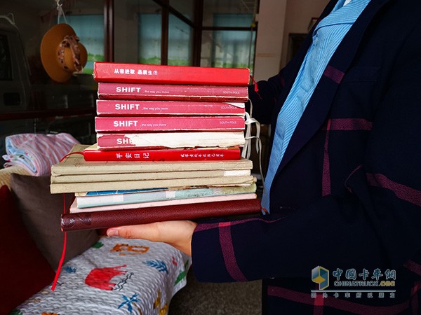 老周多年攢下厚厚一疊客戶(hù)資料