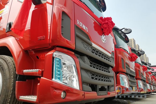 乘龍M3載貨車(chē)一字排開(kāi)，紅得耀眼！