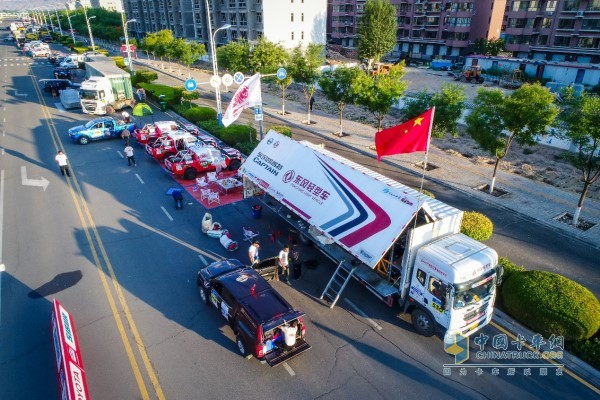 東風(fēng)輕型車在本次比賽中派出2臺東風(fēng)多利卡D12作為后勤保障車