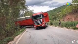 好車+好技術(shù)，看牛人駕駛員如何駕駛歐曼“自救”