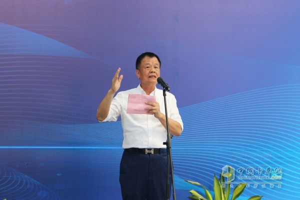 高淳區(qū)委常委、常務(wù)副區(qū)長張政對開沃重工投產(chǎn)下線表示祝賀