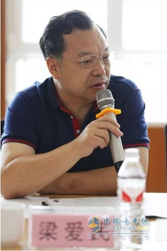 中國石化北京化工研究院副院長、中國合成橡膠工業(yè)協(xié)會(huì)會(huì)長梁愛民