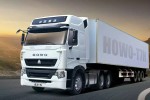 開中國重汽豪沃T7H輕量化牽引車 當標載運輸急先鋒