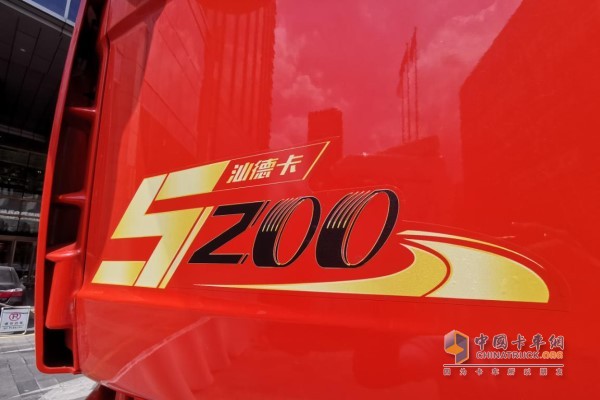 “汕德卡5200款高效物流牽引車”