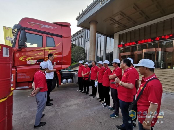 對(duì)解放J7進(jìn)行繞車(chē)講解