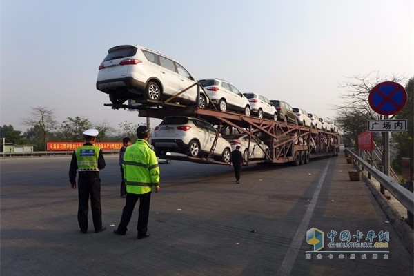 交警執(zhí)法攔下違法車輛