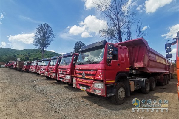 排列整齊的中國(guó)重汽HOWO卡車(chē)