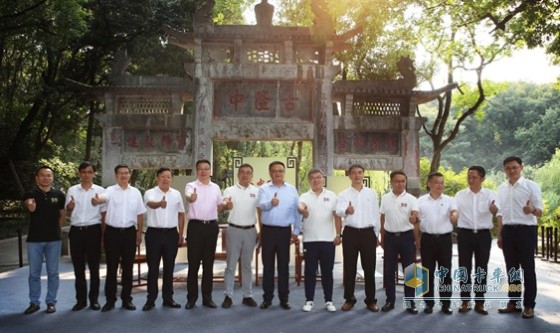 東風商用車東風公司聯(lián)合襄陽市人民政府和華為共同啟動了“智行隆中”項目