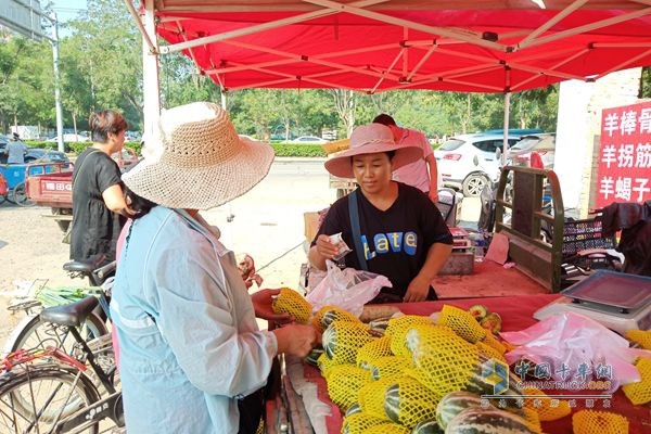 福田祥菱楊姐可是水果行當(dāng)資深銷售精英，這位買主選擇以現(xiàn)金支付