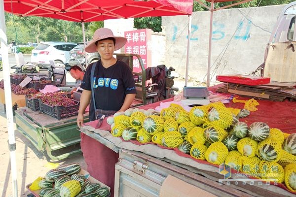 福田祥菱楊姐所在的菜市場(chǎng)，攤位管理費(fèi)每天3元一米，可分季度交付