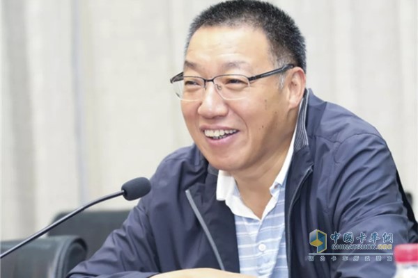 解放事業(yè)部總經(jīng)理助理，發(fā)動機(jī)事業(yè)部黨委書記、總經(jīng)理錢恒榮