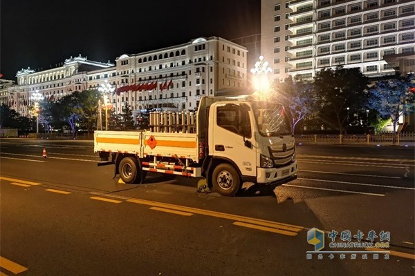 福田歐馬可燃放煙花唯一用車在長安街沿線文藝晚會指定地點(diǎn)就位準(zhǔn)備執(zhí)行煙花燃放任務(wù)