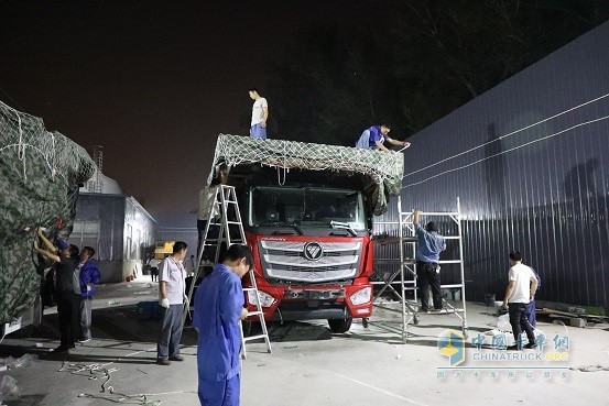 福田汽車國典保障服務(wù)團(tuán)隊(duì)在進(jìn)行彩排的準(zhǔn)備工作
