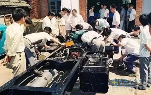 1990年，江淮第一臺HFC6700系列底盤研制成功