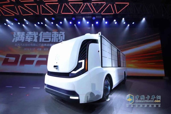 東風(fēng)汽車股份打造的Sharing Box智慧物流平臺，可百變?yōu)榭爝f收發(fā)盒子、商鋪售賣盒子、環(huán)衛(wèi)清掃盒子、圖書閱覽盒子等多種形態(tài)，實(shí)現(xiàn)移動循環(huán)售賣、遠(yuǎn)程一鍵召車等功能