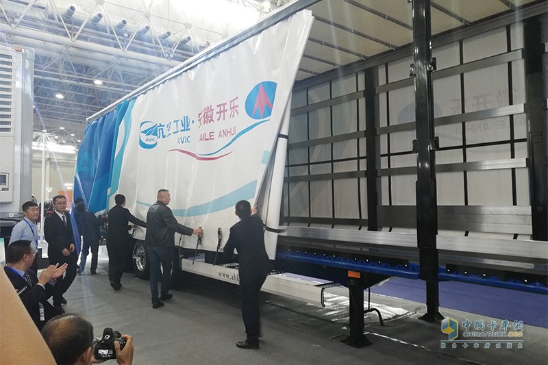 致力于提升物流運輸裝備 安徽開樂新型側(cè)簾半掛車武漢車展發(fā)布