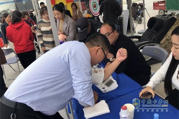歐曼歐曼超級重卡快手版搭載康明斯X系列發(fā)動機和采埃孚智能變速箱組成的超級動力鏈，整車具有160萬公里無大修，2年不開缸、不開箱的性能，實現(xiàn)貨運效率提升30%，每月出勤率達28天，完全滿足物流運輸對時效性的嚴苛要求，重新定義全時出工。同時，福田戴姆勒汽車推出“321閃修”服務(wù)承諾，為客戶真正打造“不停車”的服務(wù)體驗，實現(xiàn)卡友運輸無憂。