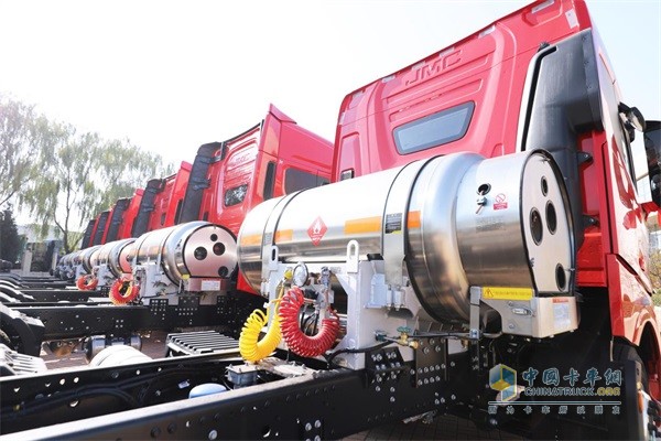 江鈴?fù)圚V5 LNG牽引車儲氣罐