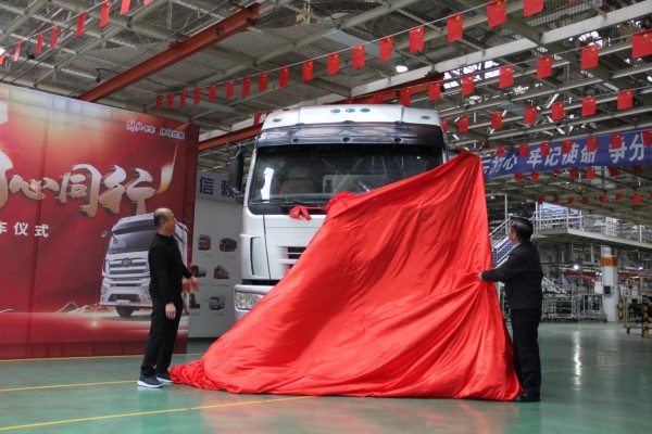 一汽解放傳承用戶史鋒贈車儀式在解放長春總裝基地舉行