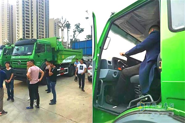 北奔環(huán)保型渣土車二手車置換新車的交車活動(dòng)現(xiàn)場
