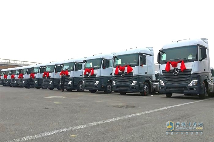 整齊劃一的10臺(tái)奔馳新Actros 2645牽引車