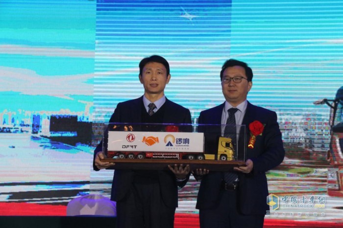 鑼響汽車與東風汽貿(mào)簽訂戰(zhàn)略合作協(xié)議