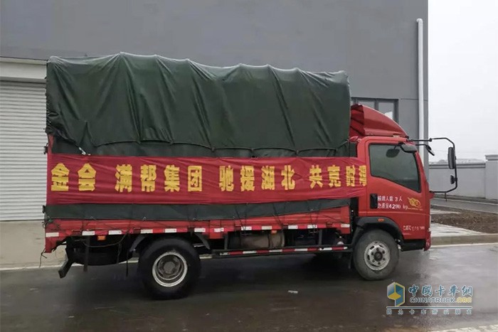 滿幫消毒液裝車完畢，準(zhǔn)備運(yùn)往孝感