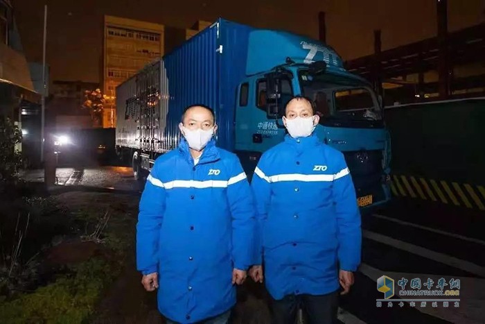 中通快遞的卡友王師傅冒雨連夜疾馳10多個小時，10萬支口罩從安徽寧國送達武漢
