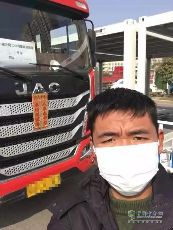 不顧家人反對，毅然加入了建筑材料運輸車隊的劉蘇