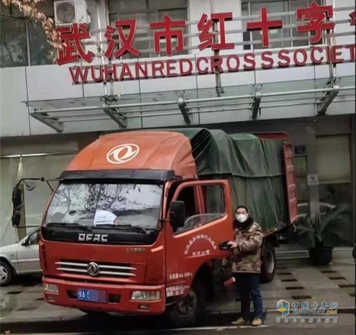 肖昌文和志愿者們日夜兼程向政府指定地點運輸口罩、隔離防護服等醫(yī)療用品