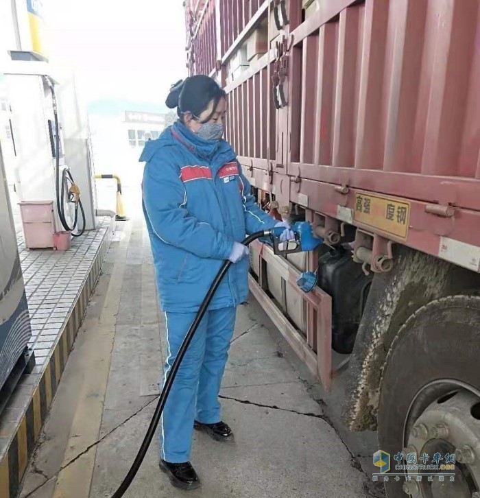 運輸支援物資的車輛在河北高速中海油油站免費加注可蘭素