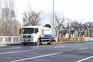 徐工多功能抑塵車，助力蘭州城區(qū)消毒防疫