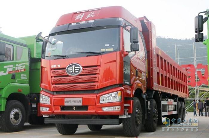 解放J6P 8×4自卸車