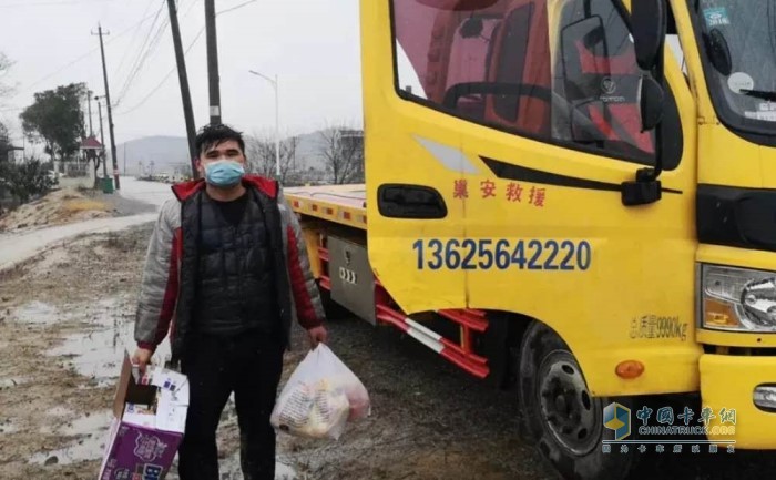 濰柴服務(wù)人員第一時(shí)間趕赴車輛受困地，并為司機(jī)送去了食物